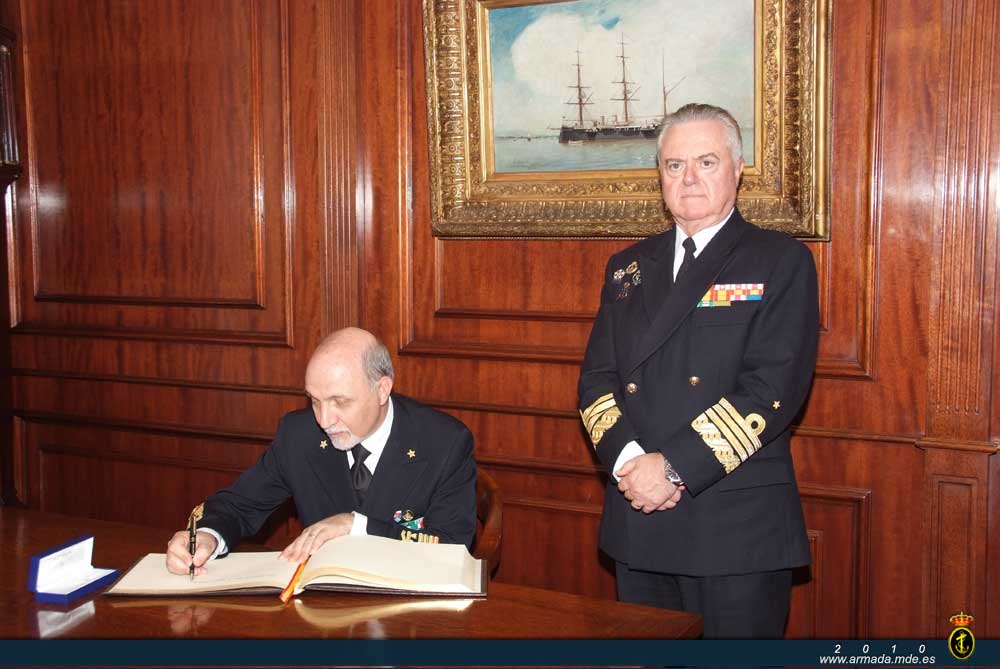 El Almirante Branciforte en el momento de la firma del Libro de Honor